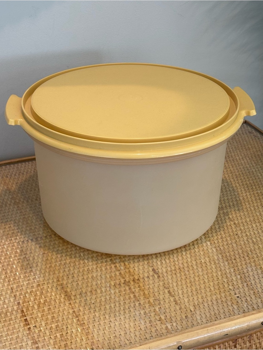 Vintage Tupperware Harvest Gold cake carrier keeper with a lid great condition